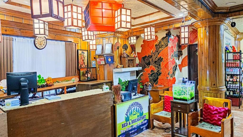 un magasin avec un comptoir dans une pièce dans l'établissement Bag-C Vacation House Bed and Breakfast, à Baguio