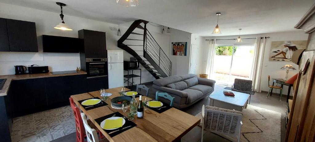 ein Wohnzimmer mit einem Tisch und einem Sofa in der Unterkunft La Maison d'Alphonse in Avignon
