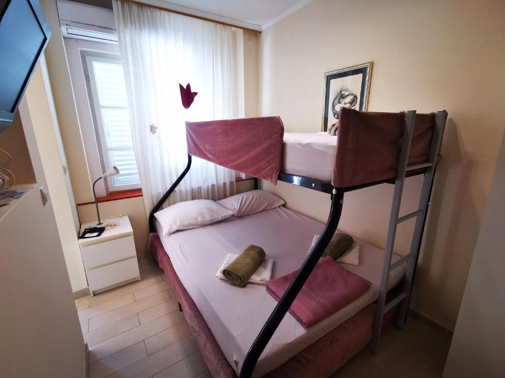 Posteľ alebo postele v izbe v ubytovaní Villa Bose- Apartmani Luka Šodan