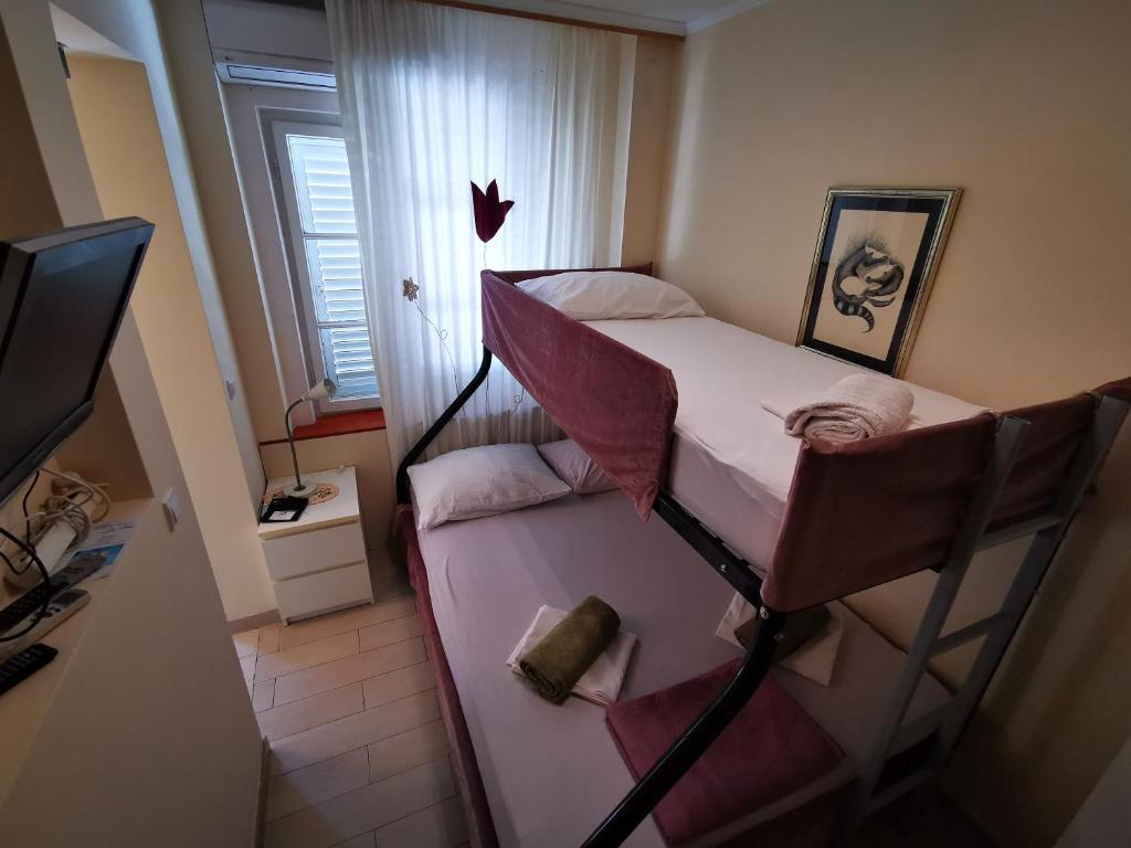 Televízia a/alebo spoločenská miestnosť v ubytovaní Villa Bose- Apartmani Luka Šodan