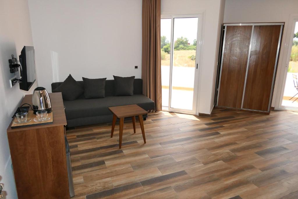 TV a/nebo společenská místnost v ubytování Hôtel Corail de Cabo