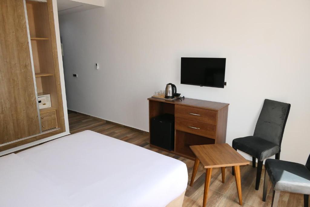 TV a/nebo společenská místnost v ubytování Hôtel Corail de Cabo