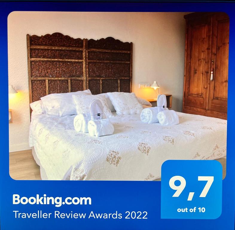 - une chambre avec un lit et 2 serviettes dans l'établissement Mr. Serrano Apartments, à Barcelone