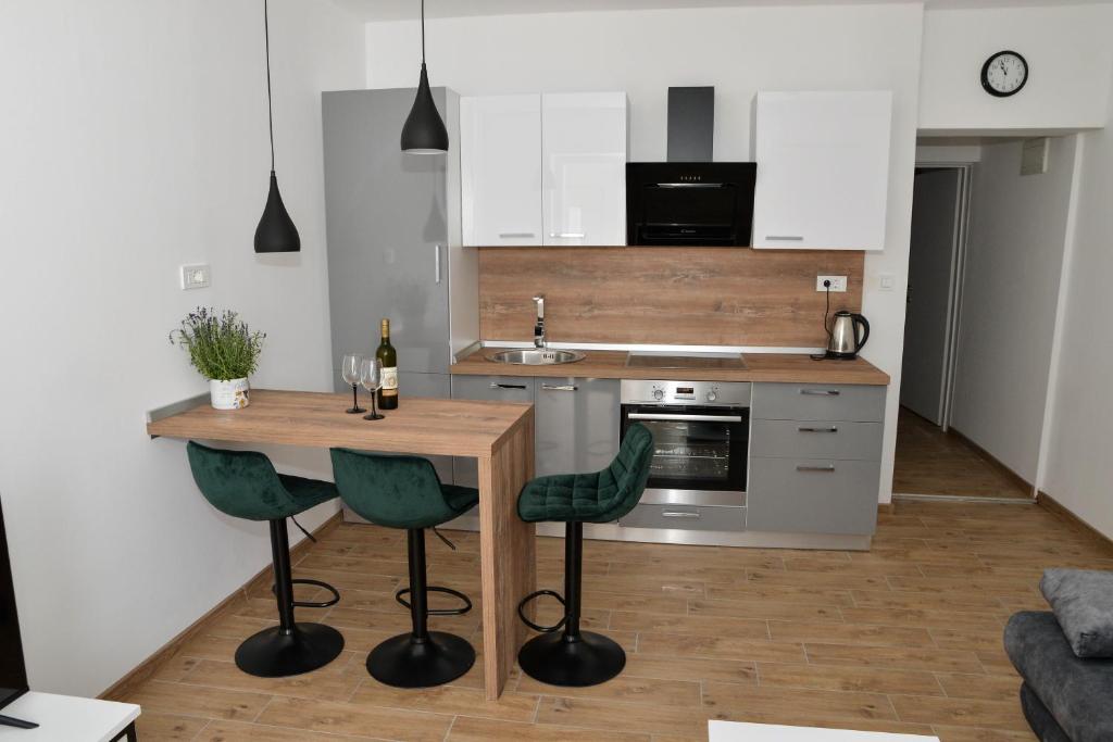 Kuchyňa alebo kuchynka v ubytovaní Apartman Nina 3