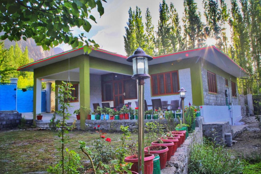 ein Haus mit einer Reihe von Pflanzen davor in der Unterkunft The Himalayan Guest House in Skardu