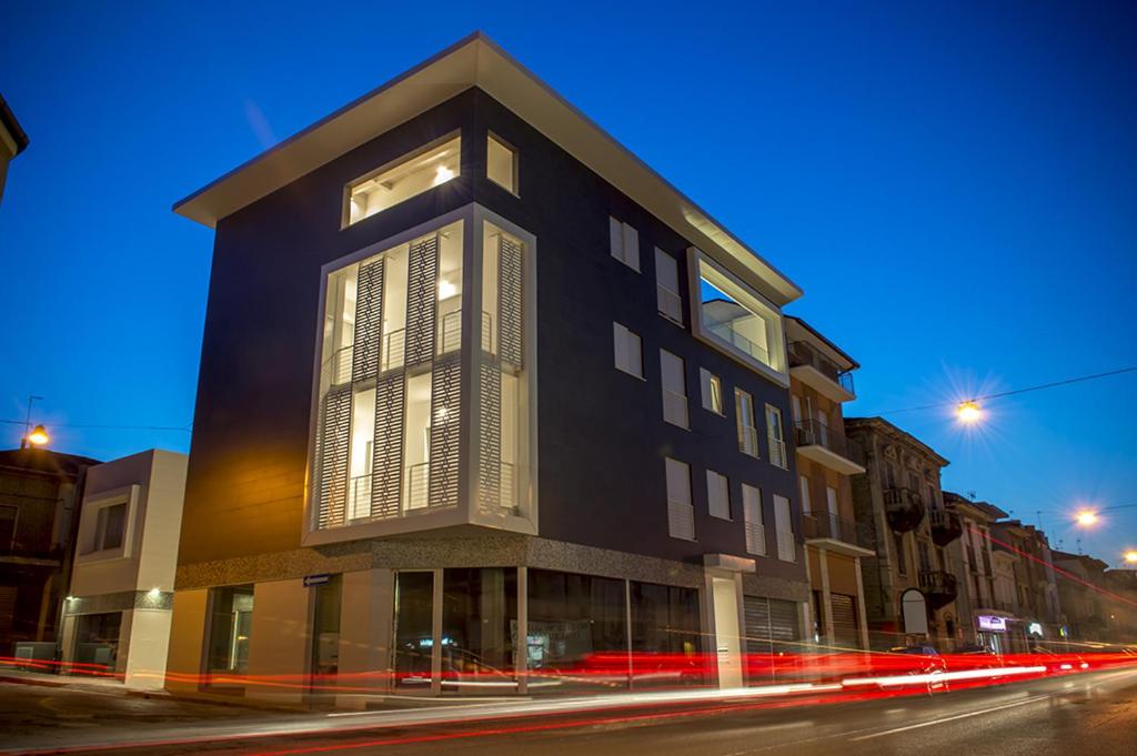 een groot zwart gebouw in een stadsstraat 's nachts bij Residenza Domo in Porto SantʼElpidio