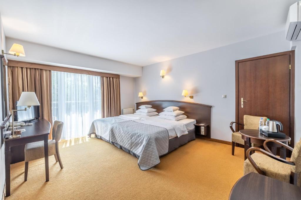 Postel nebo postele na pokoji v ubytování Hotel Warszawa Spa & Resort
