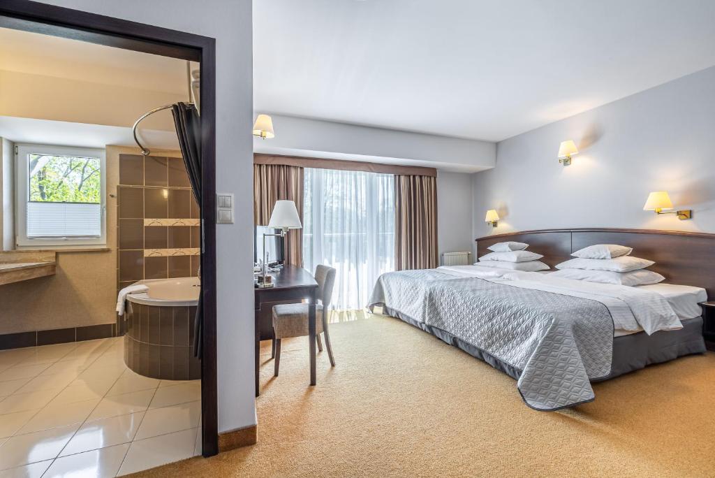 Postel nebo postele na pokoji v ubytování Hotel Warszawa Spa & Resort