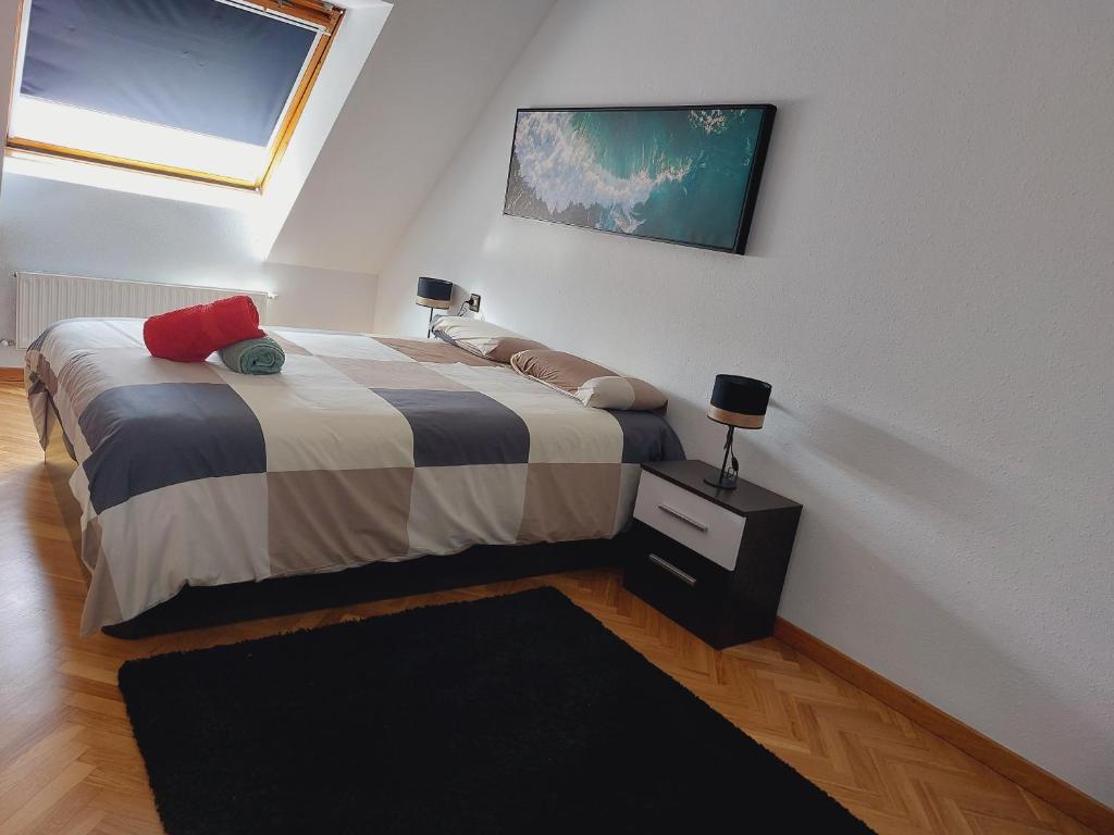 um quarto com uma cama grande e um tapete preto em FOZANELDI OVIEDO. Céntrico, accesible desde autovía y con PARKING em Oviedo