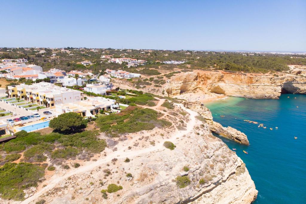 een luchtzicht op een resort op een klif naast de oceaan bij Casa Benagil Mar in Lagoa