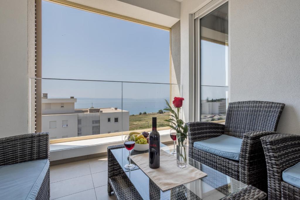 A balcony or terrace at Luxury Apartment "Ema" with sea view & parking