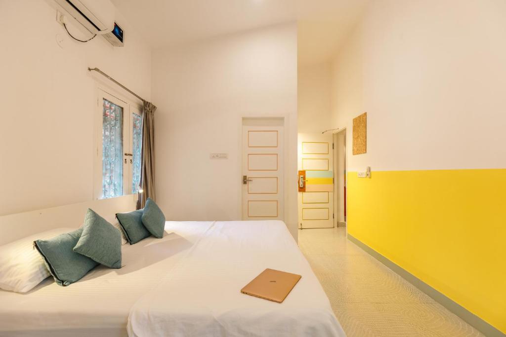 Postel nebo postele na pokoji v ubytování Locul Midtown-Indiranagar