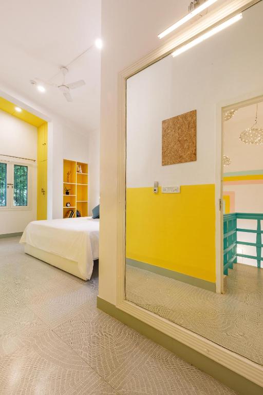 Postel nebo postele na pokoji v ubytování Locul Midtown-Indiranagar