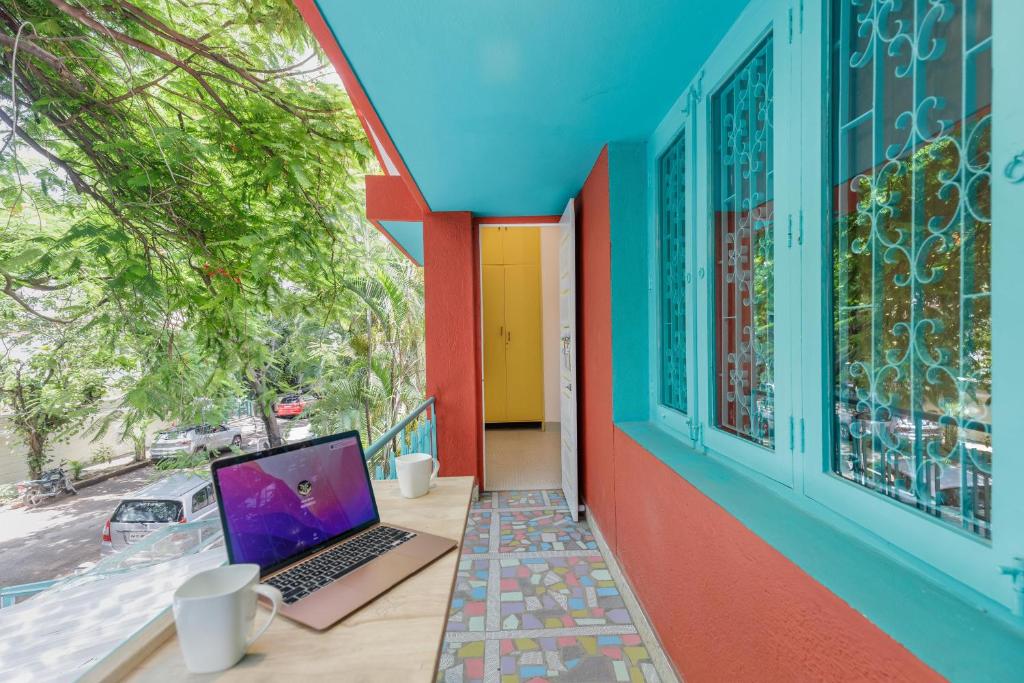 TV a/nebo společenská místnost v ubytování Locul Midtown-Indiranagar