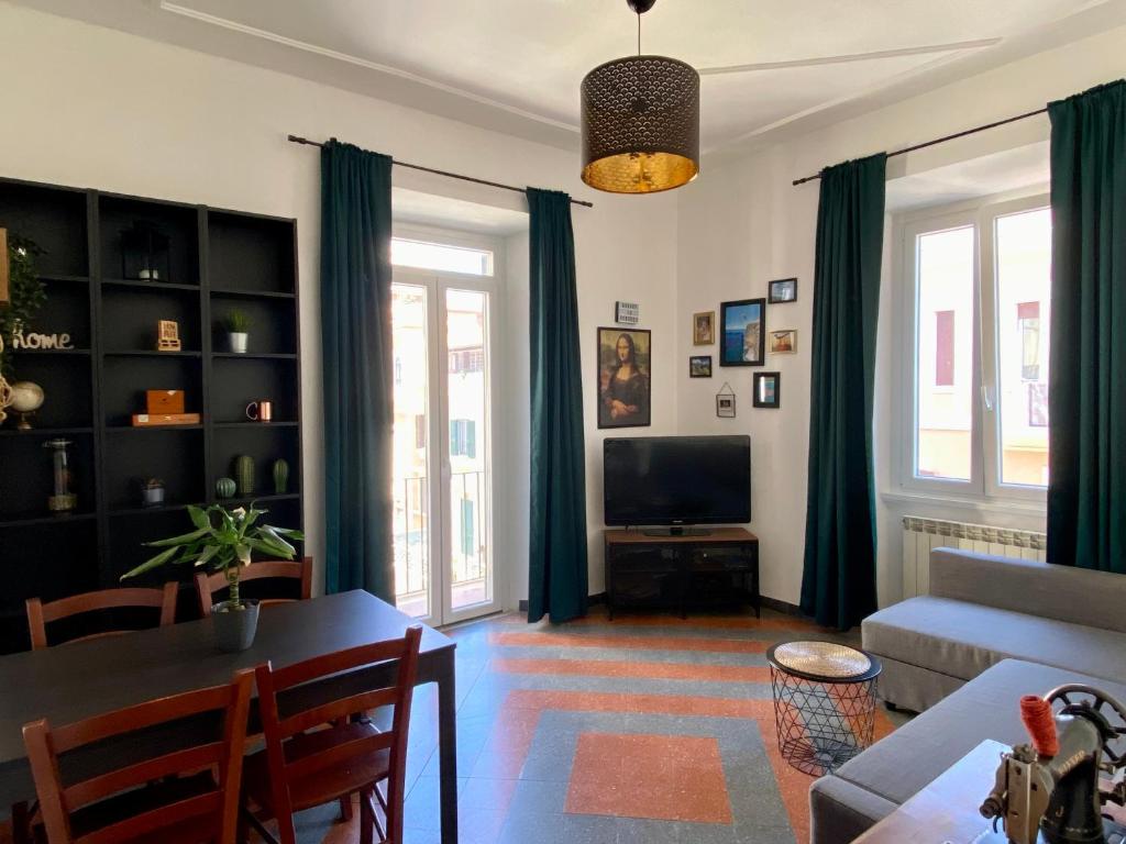 una sala de estar con un sofá y una mesa en Holidayhouse Ostia - Maestrale, en Lido di Ostia