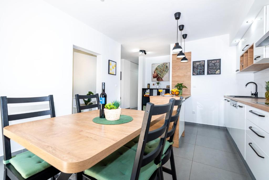 Kuchyňa alebo kuchynka v ubytovaní Spacious apartment Rocky with balcony