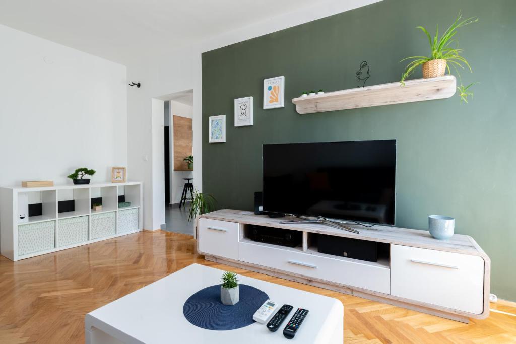Televízia a/alebo spoločenská miestnosť v ubytovaní Spacious apartment Rocky with balcony