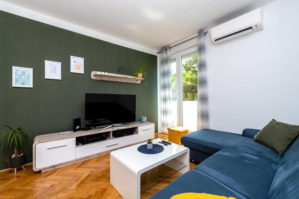 Televízia a/alebo spoločenská miestnosť v ubytovaní Spacious apartment Rocky with balcony
