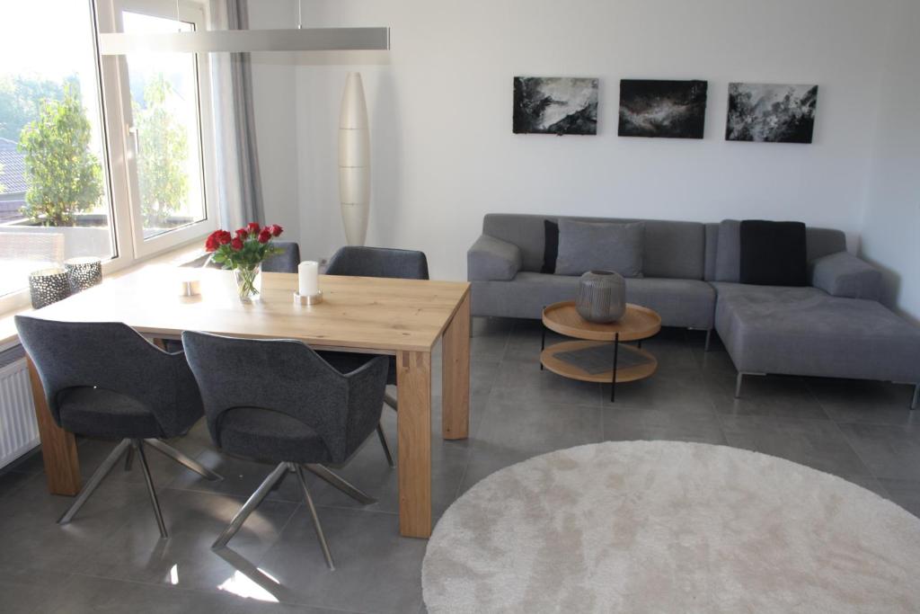 sala de estar con mesa y sofá en Ferienwohnung "Am Wald 2", en Boppard