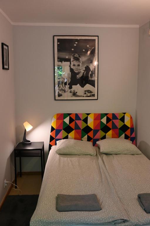 ワルシャワにあるPepe Hostelのベッドルーム1室(多色のヘッドボード付きのベッド1台付)