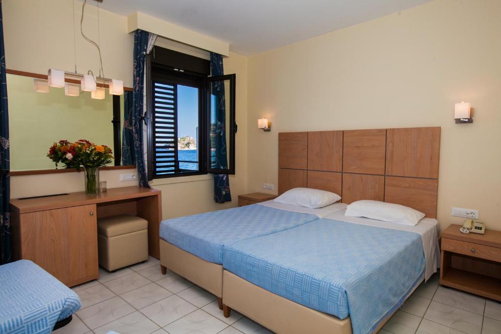 Postel nebo postele na pokoji v ubytování Flisvos Hotel