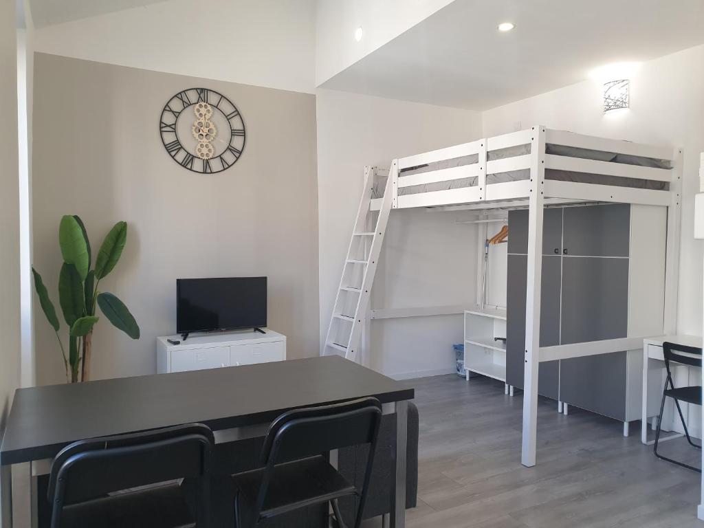 Cette chambre comprend un bureau et des lits superposés. dans l'établissement L'Olivier Proche Métro, à Marseille