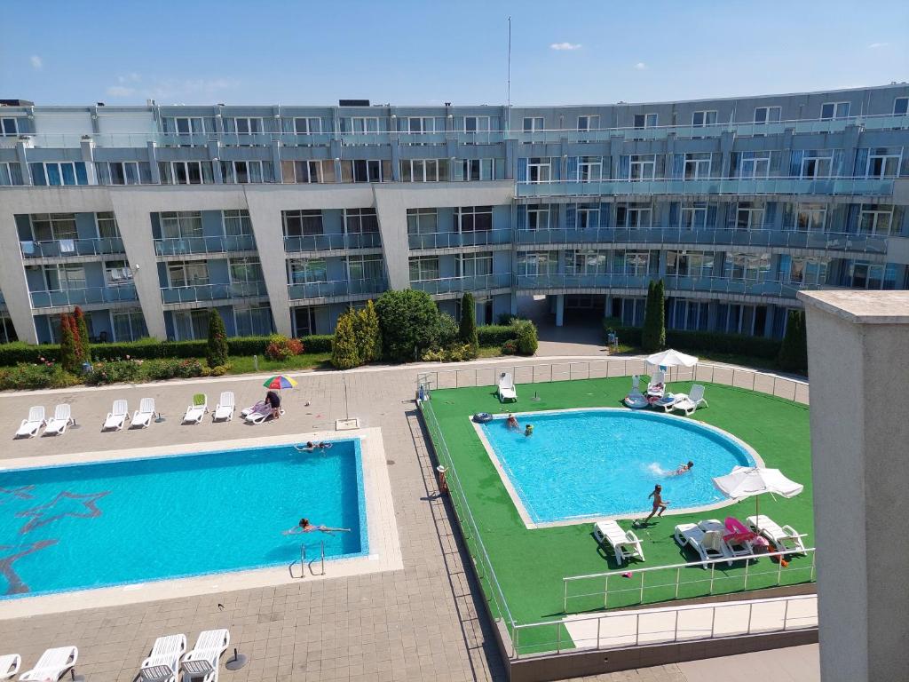 Výhled na bazén z ubytování Gradina Sunny Deluxe apartment nebo okolí