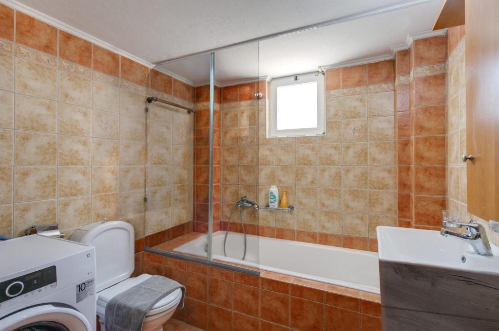 łazienka z wanną, toaletą i umywalką w obiekcie Villa Terpsy by Villa Plus w Retimnie