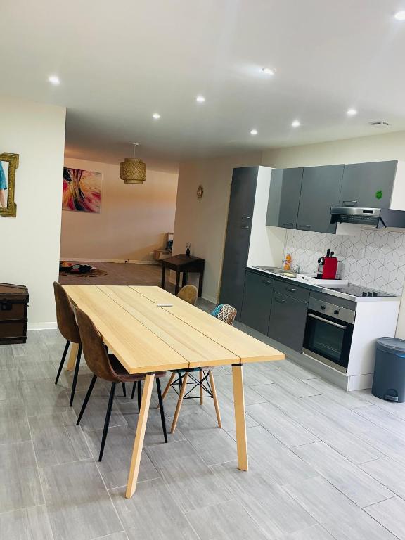 - une cuisine avec une table et des chaises en bois dans la chambre dans l'établissement appartement saint juery, à Arthès