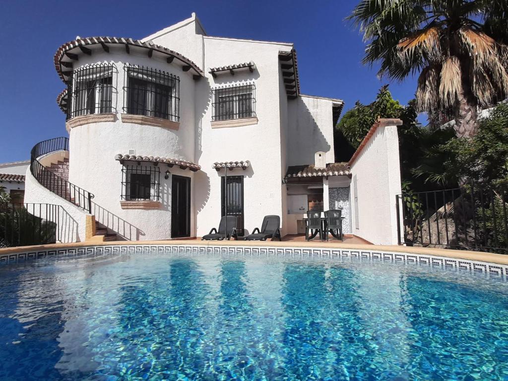 una casa con piscina frente a ella en Villa Felix, en Monte Pego