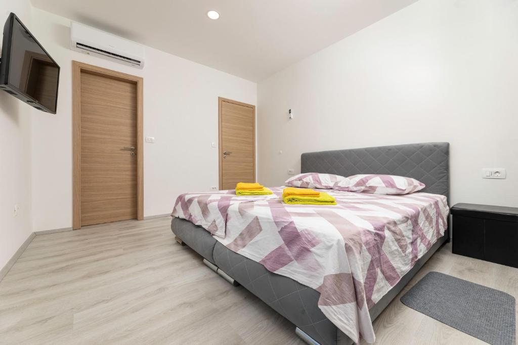 Łóżko lub łóżka w pokoju w obiekcie Villa George