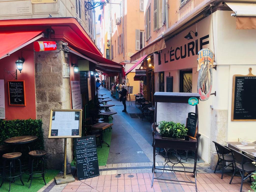 une rue étroite avec des tables et des chaises et un restaurant dans l'établissement 