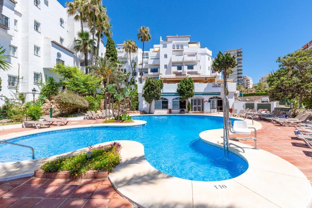 una piscina en medio de un edificio en Apartment Pueblo Quinta, en Benalmádena