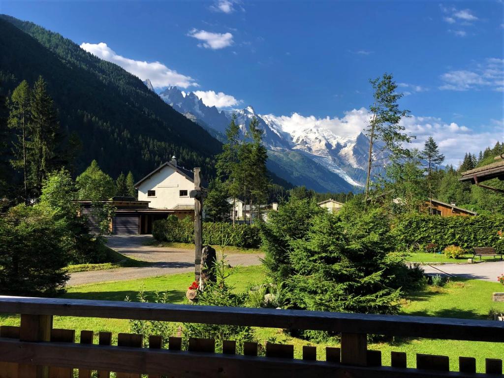 - une vue sur un village avec des montagnes en arrière-plan dans l'établissement Chalet Orval - Chamonix Argentiere, à Chamonix-Mont-Blanc