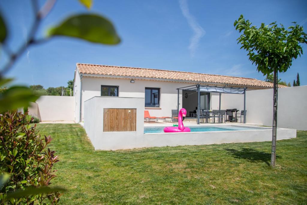 a villa with a swimming pool and a house at Les Villas des Fontaines in Saumane-de-Vaucluse