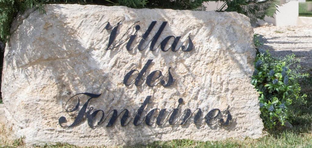 a sign on a rock with the words bilhas die juninho at Les Villas des Fontaines in Saumane-de-Vaucluse