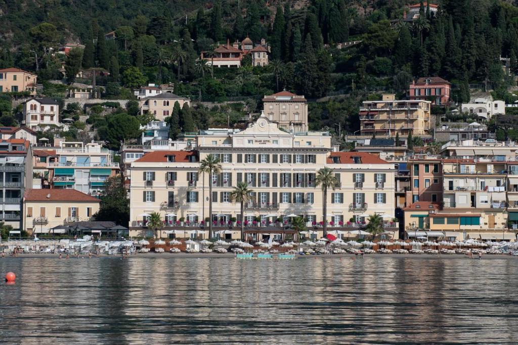 grupa budynków na brzegu wody w obiekcie Grand Hotel Alassio Beach & Spa Resort - The Leading Hotels of the World w Alassio