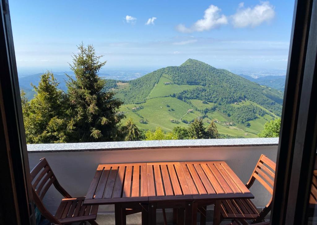 - Balcón con mesa y sillas y vistas a las montañas en Panorama 1200, in the Heart of the San Fermo Hills en Adrara San Rocco