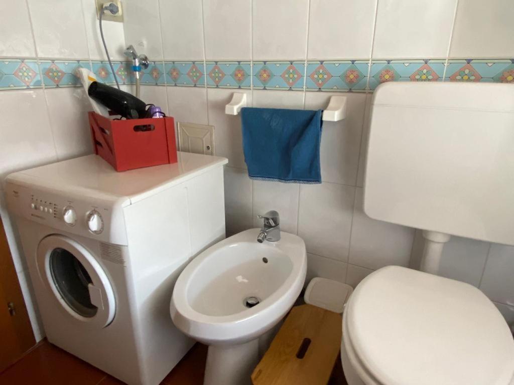 A bathroom at Appartamento con Terrazzo Panoramico vicino al Centro di Folgaria