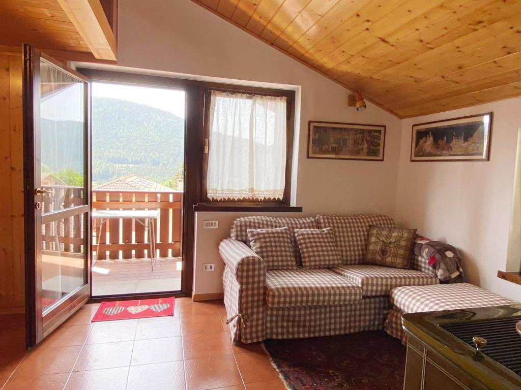 A seating area at Appartamento con Terrazzo Panoramico vicino al Centro di Folgaria