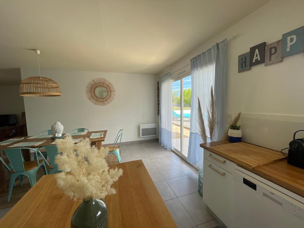 cocina y comedor con mesa y comedor en Villa familiale les coteaux de ruelle, en Tonneins