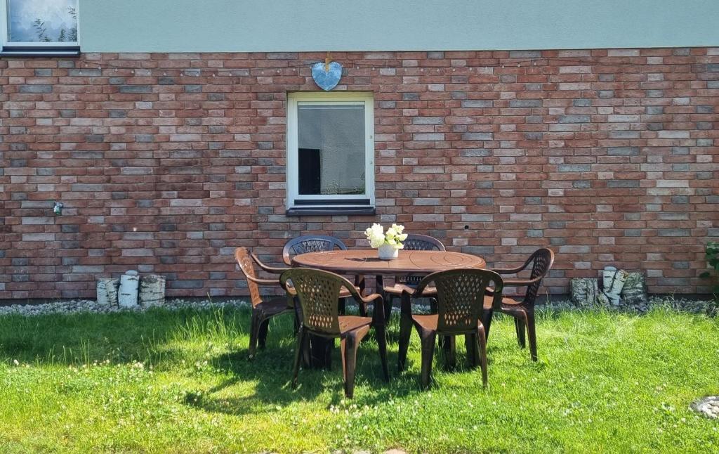 Vonkajšia záhrada v ubytovaní Apartament Riviera z widokiem na kanał Augustowski