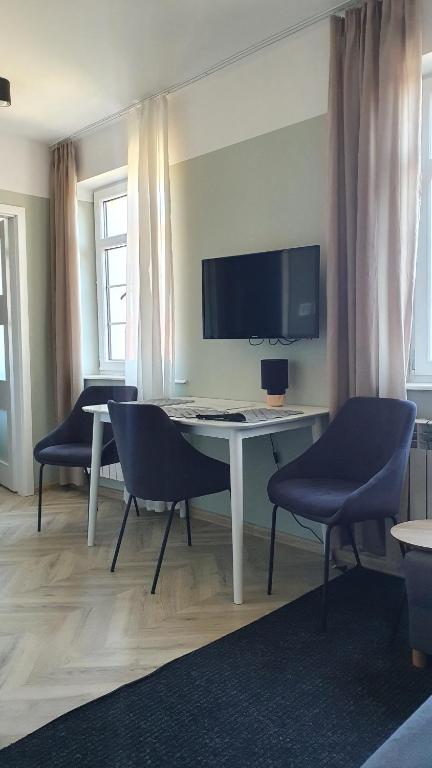 Televízia a/alebo spoločenská miestnosť v ubytovaní Apartamenty w Kamienicy - centrum, bezpłatny parking