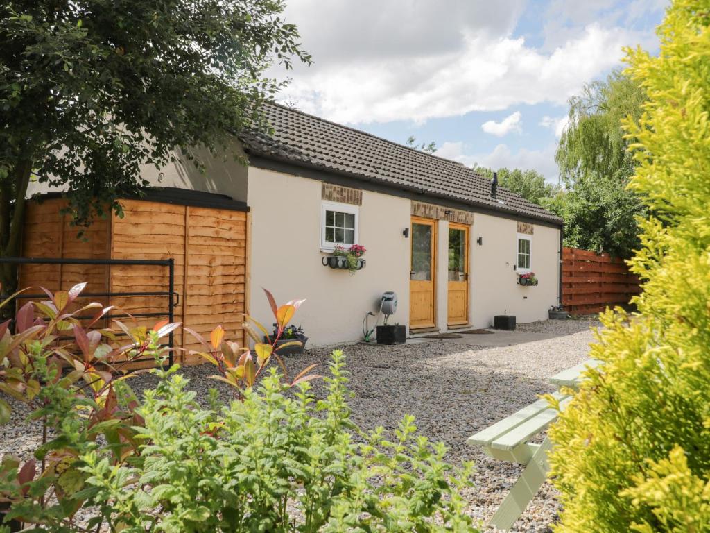 a cottage in the garden with a gravel yard at Farrier's Lodge in York