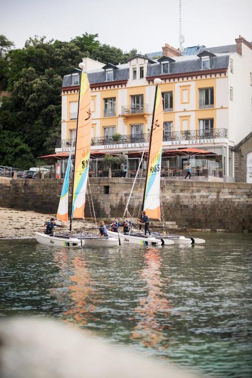 Gallery image of Hôtel De La Vallée in Dinard