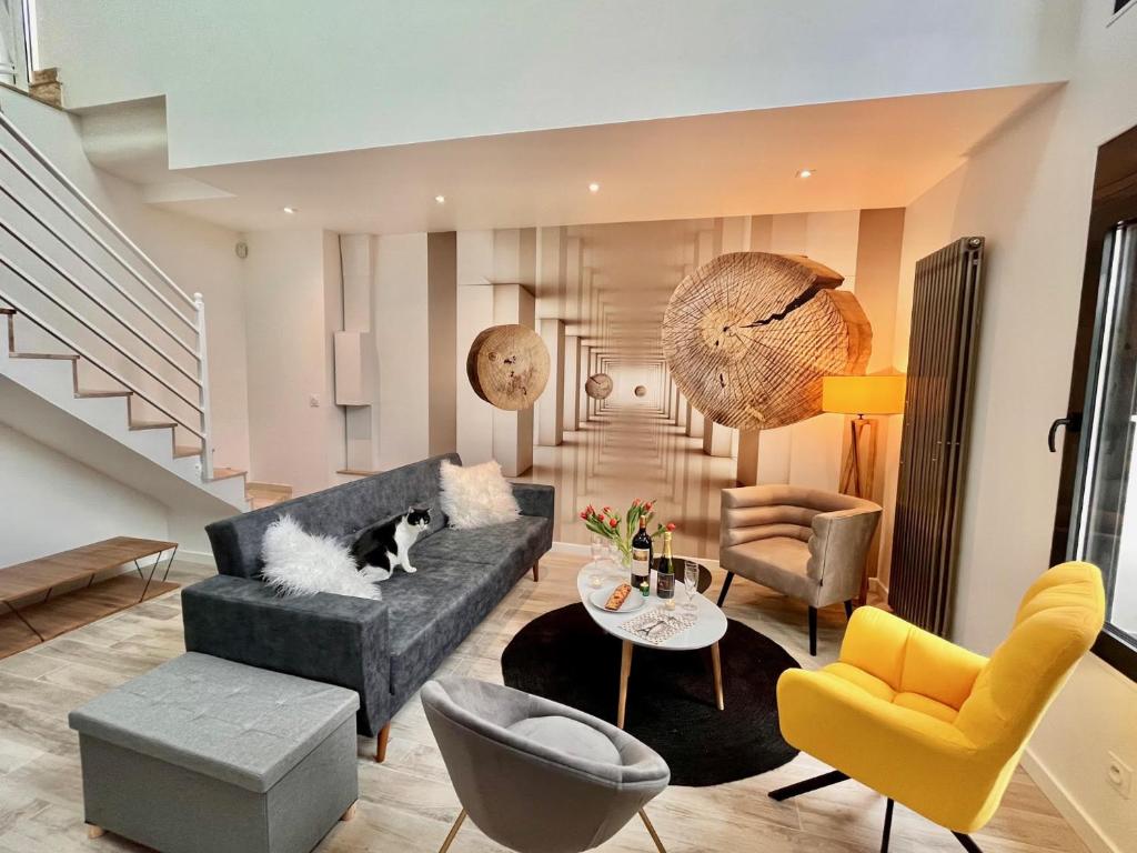 a living room with a couch and a table and chairs at JO 2024 - 4km Porte de Versailles - Duplex 6P - jardin et parking gratuit in Malakoff