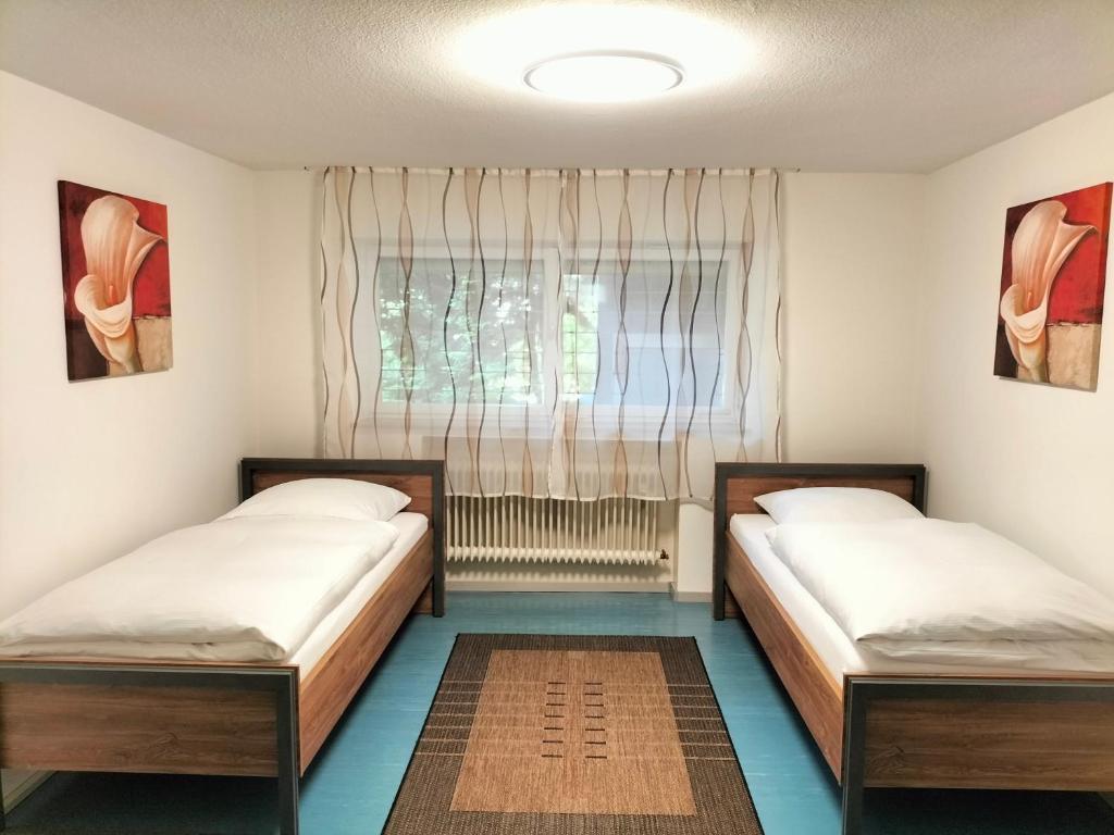 Una cama o camas en una habitación de Monteurenwohnung im Untergeschoss mit Tageslicht