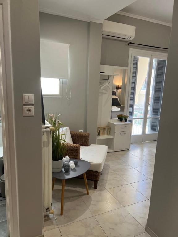 Living near Acropolis by Sylvia Staikou at Nikis str - 4