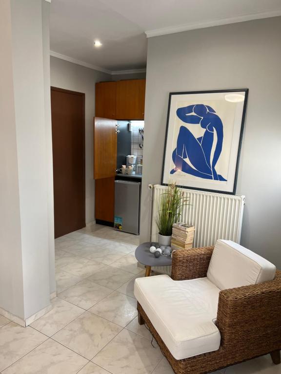 Living near Acropolis by Sylvia Staikou at Nikis str - 3