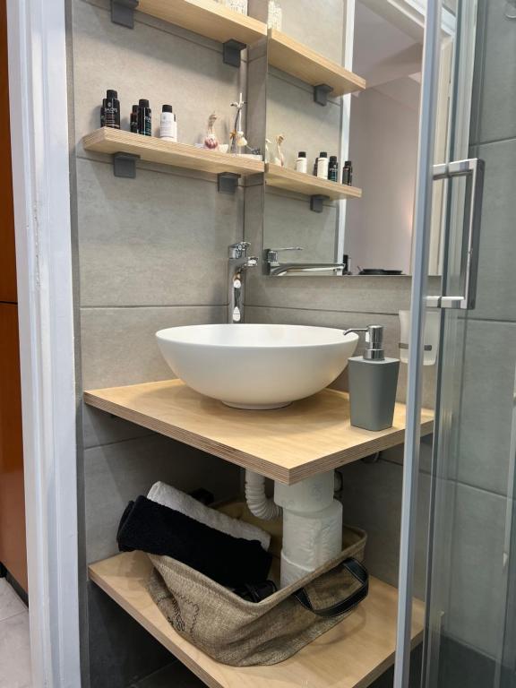 Living near Acropolis by Sylvia Staikou at Nikis str - 12